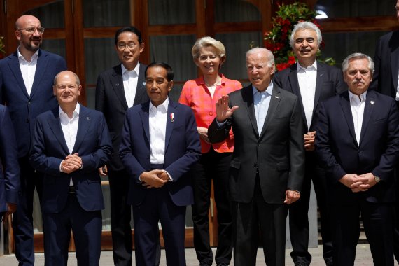 주요7개국(G7) 및 정상회담 초청국 정상들이 27일(현지시간) 독일 바이에른주 엘마우성에서 기념 사진을 찍고 있다.로이터뉴스1