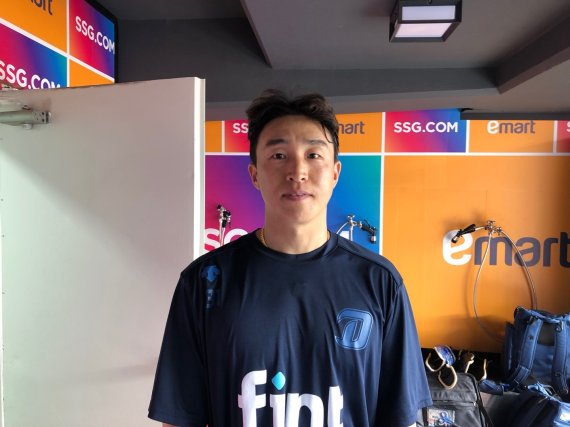 뉴스1과 인터뷰를 진행한 손아섭 © 뉴스1