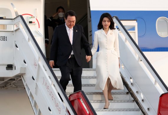 윤석열 대통령과 부인 김건희 여사가 27일(현지시간) 마드리드 바라하스 국제공항에 도착해 트랩을 내려오고 있다. /사진=뉴시스화상