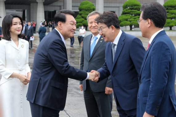 윤석열 대통령이 27일 오후 경기 성남 서울공항에서 나토(NATO, 북대서양조약기구) 정상회의 참석차 출국하기 위해 차량에서 내린 뒤 환송나온 권성동 국민의힘 원내대표와 악수하고 있다. 대통령실사진기자단 © News1 안은나 기자