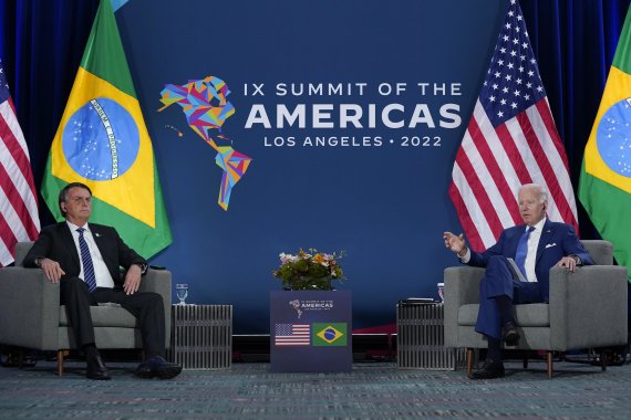 [로스앤젤레스=AP/뉴시스]    O presidente dos EUA, Joe Biden (à direita) e o presidente do Brasil, Jair Bolzano, participam da Cúpula dos EUA de 2022 em Los Angeles, Califórnia, no dia 9 (horário local).