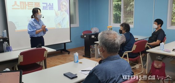 부천시 학습똑 '스마트폰 교실' 강의. 사진제공=부천시