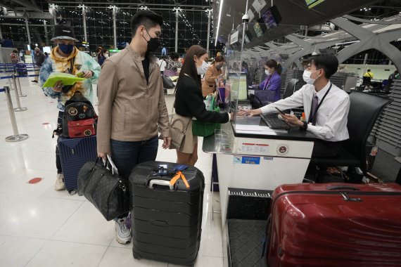 지난 23일 태국 수완나품 국제공항에서 일본 관광을 위해 출국에 나선 태국인들 모습. AP뉴시스