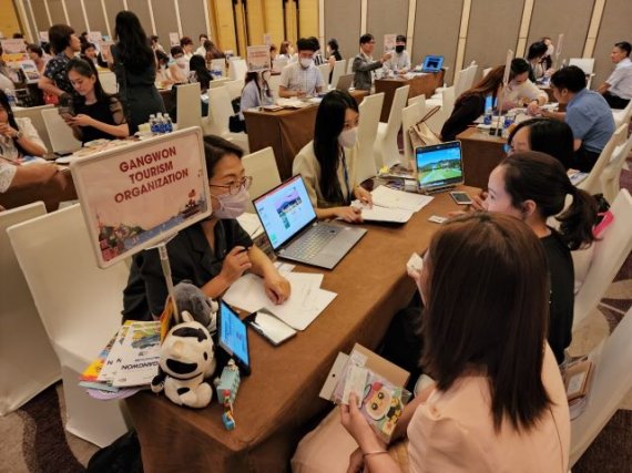 28일 강원도와 강원도관광재단은 지난 22일과 24일 이틀에 걸쳐 베트남 하노이와 호치민에서 진행된 ‘2022 베트남 마이스(MICE) 로드쇼’에 참가, 베트남 기업 단체관광객들의 큰 관심을 이끌었다고 밝혔다. 사진=강원도 제공