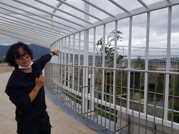 이정훈 작가가 28일 국립현대미술관 과천 3층에 마련된 옥상정원에서 자신이 설치한 덮개 형태의 작품 '시간의 정원'에 대해 설명하고 있다. '시간의 정원'은 옥상 하단에 설치된 핸드레일과 함께 맑은 날에는 해시계처럼 옥상 바닥에 그림자로 하나의 작품처럼 표현된다는 설명이다. /사진=이환주 기자