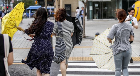 [서울=뉴시스] 정병혁 기자 = 서울을 비롯한 수도권 등에 강풍주의보가 발효된 28일 오전 서울 중구 청계광장 인근에서 시민들이 바람을 맞으며 이동하고 있다. 2022.06.28. jhope@newsis.com