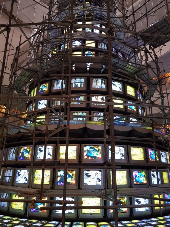 국립현대미술관 과천에 있는 미디어 아티스트 백남준의 '다다익선'. 현재 보수 공사가 진행 중이다. / 사진=이환주 기자