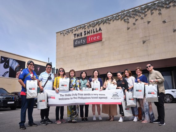 지난 6일 태국 전세기 단체관광객 170여명이 신라면세점 제주점을 방문했다.(신라면세점 제공)© 뉴스1