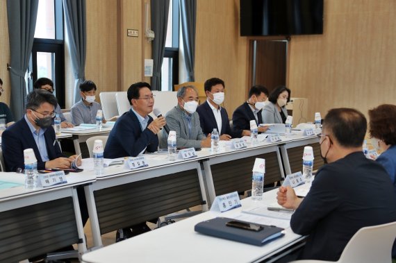 왼쪽 두번째부터 차례로심덕섭 고창군수 당선인, 윤준병 의원, 이학수 정읍시장 당선인.© 뉴스1