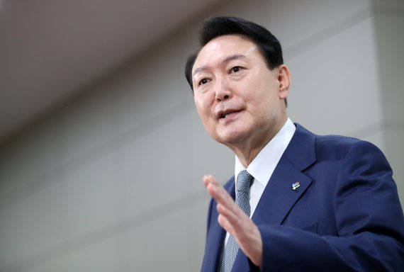 윤석열 대통령이 24일 오전 용산 대통령실 청사에서 열린 출근길 도어스테핑에서 취재진의 질문에 답하고 있다. 대통령실사진기자단 2022.6.24/뉴스1 © News1 오대일 기자