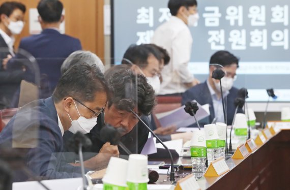 내년 최저임금, 勞 "고물가에 대폭 올려야" 使 "복지제도로 보완"