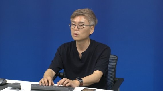 성용현 사무관이 외국인들에게 화상으로 수업을 하고 있다.(군문화엑스포 조직위 제공) © 뉴스1