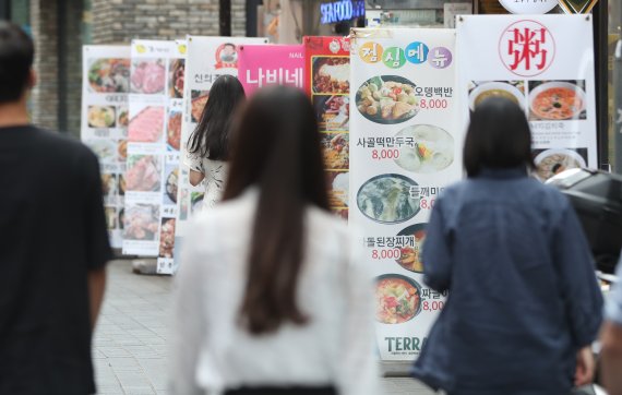 ‘냉방완비’로 손님들을 맞아야 하는 음식점, 카페 등 자영업자들에게도 그야말로 ‘여름은 잔인한 계절’이다.© News1