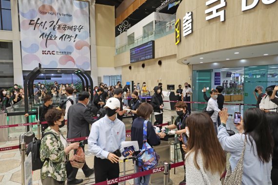 서울과 도쿄를 잇는 김포∼하네다 항공 노선 운항이 재개된 29일 김포공항을 찾은 시민들이 출국장으로 나서고 있다. 사진=박범준 기자