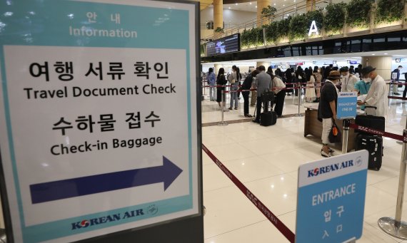 지난달 29일 서울 김포공항 국제선 청사에서 승객들이 짐을 부치고 있다. 사진=뉴스1화상