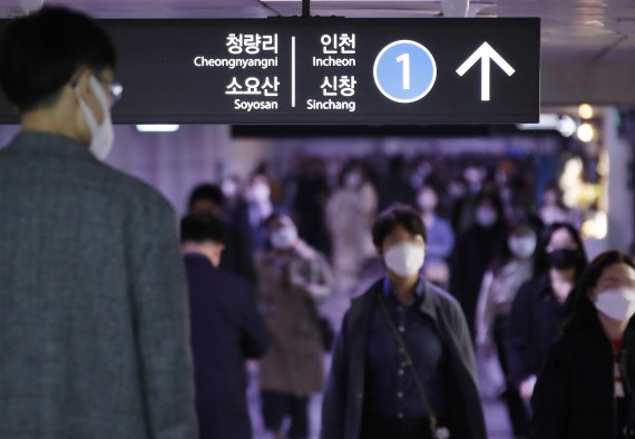 15일 오전 서울 지하철 시청역에서 마스크를 착용한 시민들이 출근길 발걸음을 재촉하고 있다.2022.2.4/뉴스1 © News1 권현진 기자
