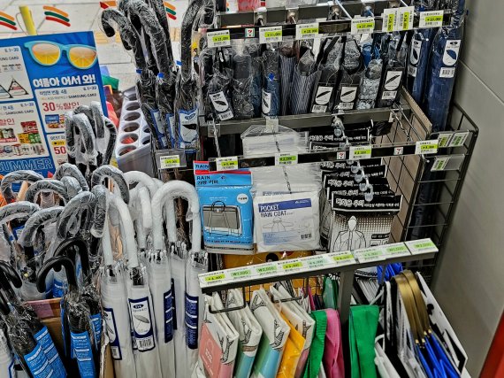 서울 종로구 한 편의점의 우산 매대 /사진=박문수 기자