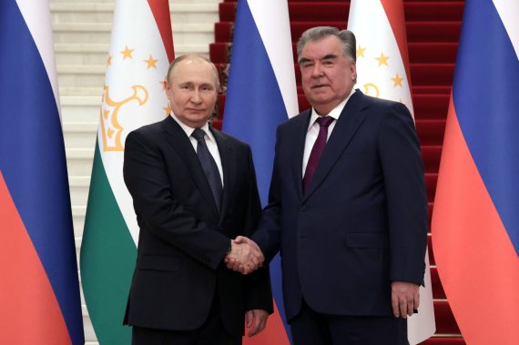 [두샨베=AP/뉴시스] 블라디미르 푸틴(왼쪽) 러시아 대통령이 28일(현지시간) 타지키스탄을 방문, 두샨베에서 에모말리 라흐몬 타지키스탄 대통령과 정상 회담 전 악수하고 있다. 우크라이나 침공 4개월여 만에 첫 해외순방에 나선 푸틴 대통령은 아프가니스탄을 포함한 지역 정세와 양국 간 협력을 논의했다. 2022.06.29.