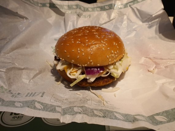 [서울=뉴시스]김혜경 기자= 한국 맥도날드가 29일 출시하는 신제품 '보성 녹돈 버거'. 2022.06.29.