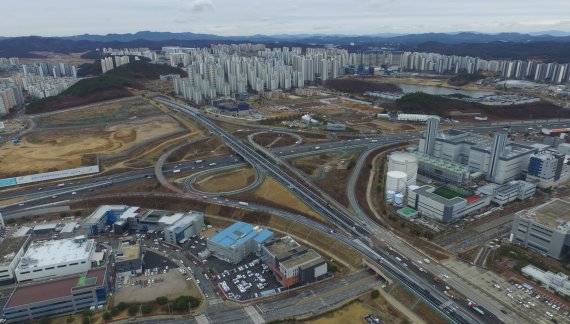 경기지역의 올 상반기 아파트 거래량이 전년동기 대비 30% 수준에 불과한 것으로 나타났다. 사진은 화성시 동탄신도시 모습. 2022.3.18/뉴스1 © News1 김영운 기자