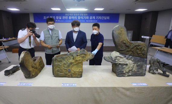 [서울=뉴시스] 배훈식 기자 = 국립해양문화재연구소 연구관 등이 29일 오후 서울 종로구 국립고궁박물관에서 충남 태안 갯벌에서 발굴된 조선전기 왕실 관련 마루장식기와를 살펴보고 있다. 2022.06.29. dahora83@newsis.com