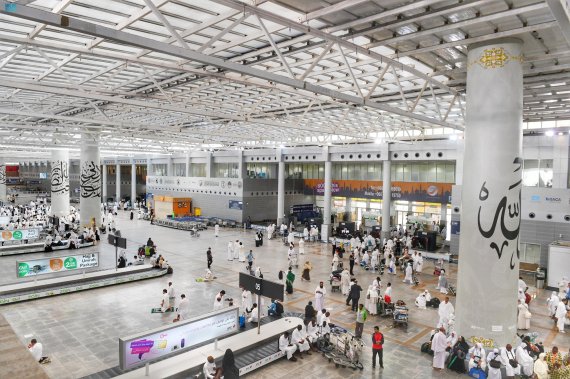 사우디아라비아가 관광객 유치를 위해 세계 최대 공항을 수도 리야드에 짓는다는 건설 계획을 내놨다고 CNN이 2일(현지시간) 보도했다. 사우디 휴양도시 제다의 킹 압둘아지즈 국제공항이 6월 28일 하지를 맞은 무슬림들로 북적이고 있다. 로이터뉴스1