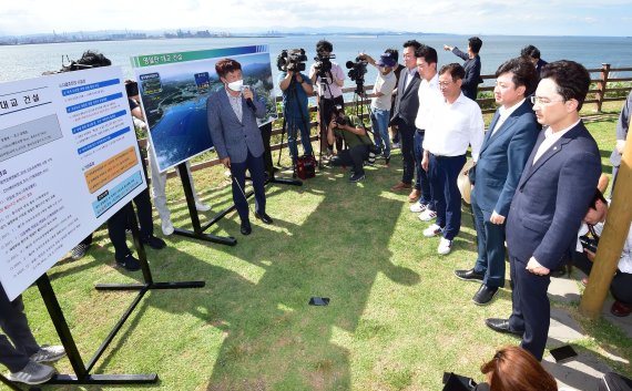 [포항=뉴시스] 이무열 기자 = 이준석 국민의힘 대표가 29일 오후 경북 포항시 남구 동해면 연오랑세오녀 테마공원에서 포항시 관계자에게 영일만 대교 사업 추진 경과에 대해 설명을 듣고 있다. 2022.06.29. lmy@newsis.com