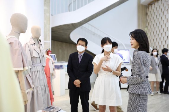 윤석열 대통령 부인 김건희 여사가 28일 오후(현지시간) 마드리드 주스페인한국문화원을 방문해 오지훈 원장(왼쪽), 김숙겸 실무관의 설명을 들으며 김아영 디자이너의 작품등이 전시된 k-패션 전시회를 둘러보고 있다. (대통령실사진기자단) 2022.6.29/뉴스1 © News1 오대일 기자