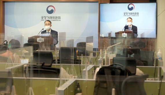 [세종=뉴시스] 강종민 기자 = 황윤환 공정거래위원회 약관심사과장이 30일 오전 세종시 정부세종청사에서 국제항공운송협의회의 일방적인 수수료 결정 조항에 대해 시정명령을 결정했다고 밝히고 있다. 2022.06.30. ppkjm@newsis.com