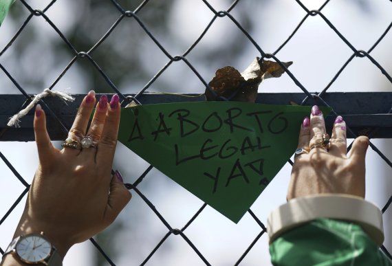 [멕시코시티=AP/뉴시스] 29일(현지시간) 멕시코 수도 멕시코시티에서 미연방대법원의 낙태 권리 폐기 판결에 항의하는 낙태 권리 지지 시위대가 미국 대사관 철망에 "낙태 합법화"라고 쓰인 팻말을 걸고 있다. 2022.06.30. /사진=뉴시스