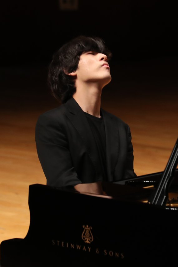 [서울=뉴시스] 박진희 기자 = 피아니스트 임윤찬이 30일 서울 서초구 한예종 서초동캠퍼스 이강숙홀에서 기자간담회에 앞서 연주를 하고 있다. 임윤찬은 지난 18일 미국 반 클라이번 국제 피아노 콩쿠르에서 역사상 최연소로 우승했다. 2022.06.30. pak7130@newsis.com