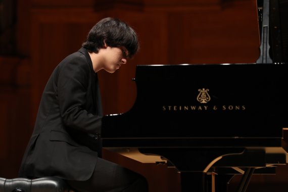 [서울=뉴시스] 박진희 기자 = 피아니스트 임윤찬이 30일 서울 서초구 한예종 서초동캠퍼스 이강숙홀에서 기자간담회에 앞서 연주를 하고 있다. 임윤찬은 지난 18일 미국 반 클라이번 국제 피아노 콩쿠르에서 역사상 최연소로 우승했다. 2022.06.30. pak7130@newsis.com