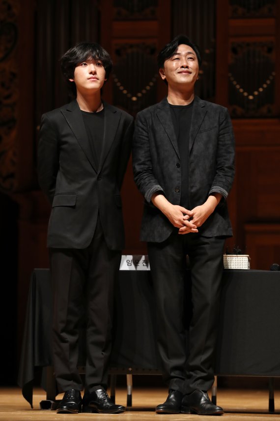 [서울=뉴시스] 박진희 기자 = 피아니스트 임윤찬과 스승인 손민수 교수가 30일 서울 서초구 한예종 서초동캠퍼스 이강숙홀에서 기자간담회를 하고 있다. 임윤찬은 지난 18일 미국 반 클라이번 국제 피아노 콩쿠르에서 역사상 최연소로 우승했다. 2022.06.30. pak7130@newsis.com