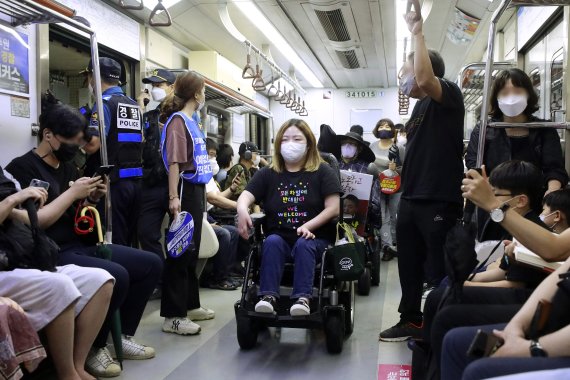 전국장애인차별철폐연대(전장연)가 어제 6월 30일 서울 지하철 4호선 충무로역에서 장애인 권리 예산 보장 등을 요구하며 지하철 승하차 시위를 하고 있다. /사진=뉴시스