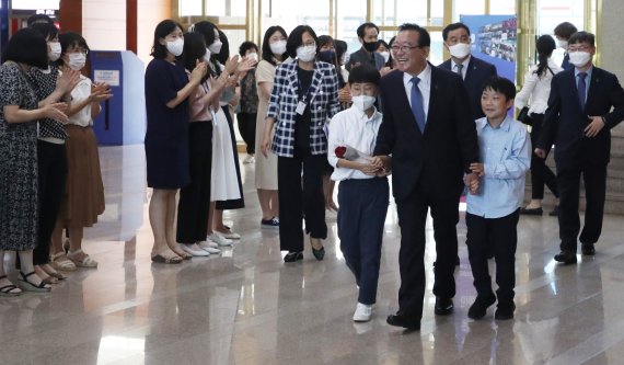 송철호 울산시장이 30일 직원들의 환송을 받으며 시청을 떠나고 있다. 2022.6.30/뉴스1 © News1 조민주 기자