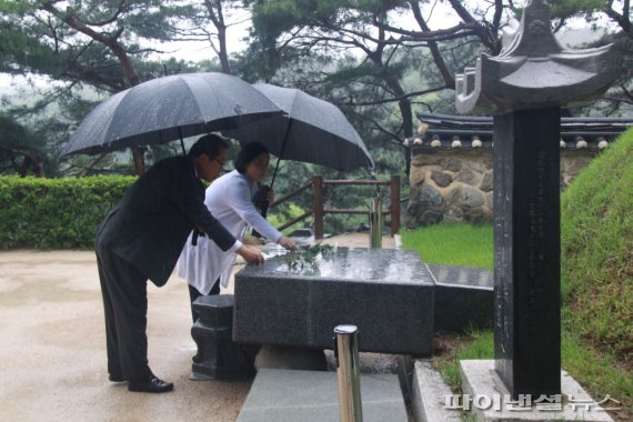 조광한 남양주시장과 부인 김정희 여사 30일 정약용 생가 묘소 참배. 사진제공=남양주시