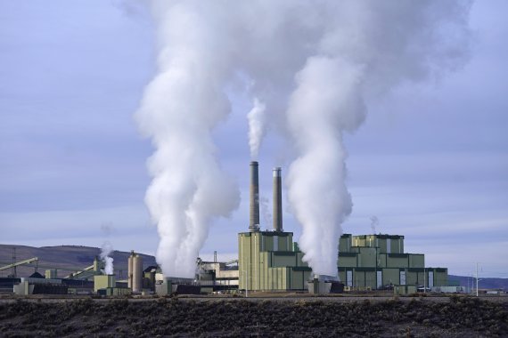 지난해 11월18일(현지시간) 미국 콜로라도주 크레이그의 한 석탄화력발전소에서 증기가 배출되고 있다.AP뉴시스