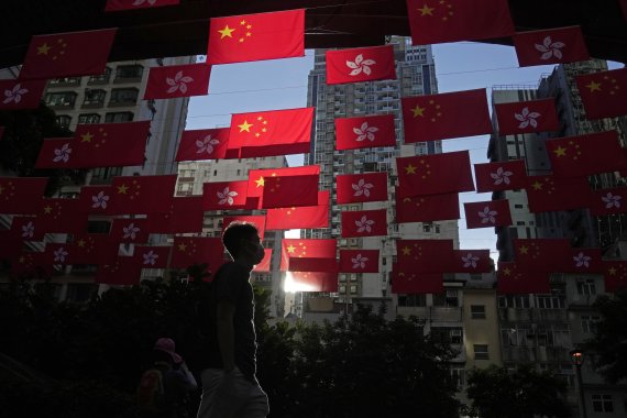 [홍콩=AP/뉴시스] 홍콩 주권 반환 25주년을 앞두고 24일 홍콩 도심에 중국 국기인 오성홍기와 홍콩특별행정구 깃발들이 걸려있다. 2022.06.30