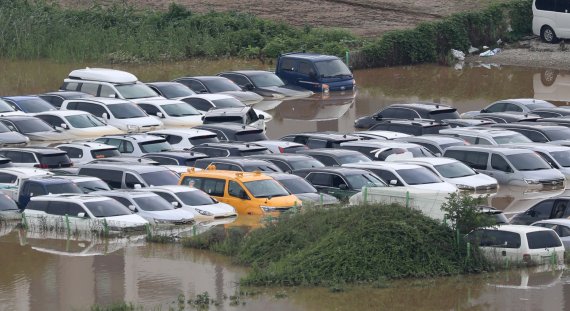 30일 오후 경기 수원시 권선구의 한 중고차 매매단지에 기습적으로 내린 폭우로 인해 미처 나오지 못한 중고차량들이 물에 잠겨있다. 2022.6.30/뉴스1 © News1 김영운 기자