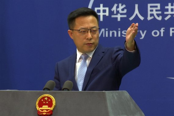 [베이징=AP/뉴시스] 19일 중국 베이징 외교부 청사에서 자오리젠 대변인이 정례브리핑에서 기자의 질문을 받고 있다. 2022.01.19