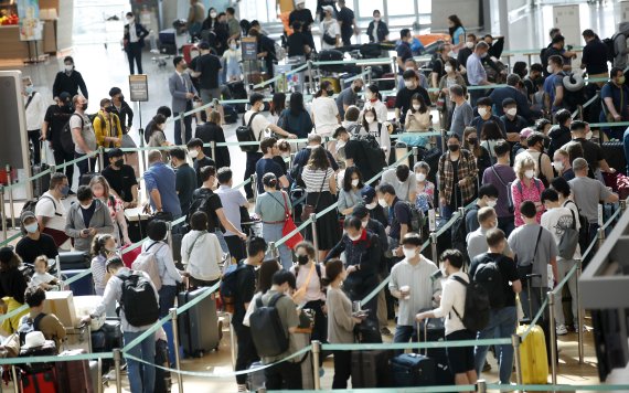 항공 수요가 빠르게 회복되고 있는 가운데 승객들이 인천국제공항 제1터미널 출국장에 모여있다. /사진=뉴스1