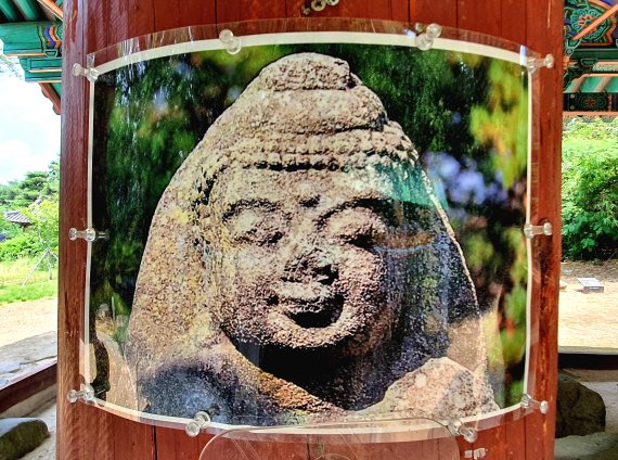 석조여래삼존입상의 ‘천년의 미소’ 사진. 외할머니의 온화한 표정, 어린아이의 천진난만한 표정이다 © 뉴스1