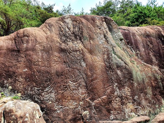 선각육존불. 사진을 확대해서 보면, 스케치한 그림을 바위에 붙여 선을 새긴 듯, 살아움직이는 부처들이다 © 뉴스1