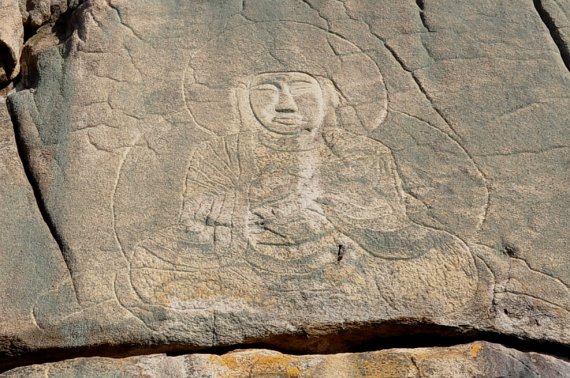 선각여래좌상. 하회탈 표정이기도 하고, 희극인 남희석같기도 하다 © 뉴스1