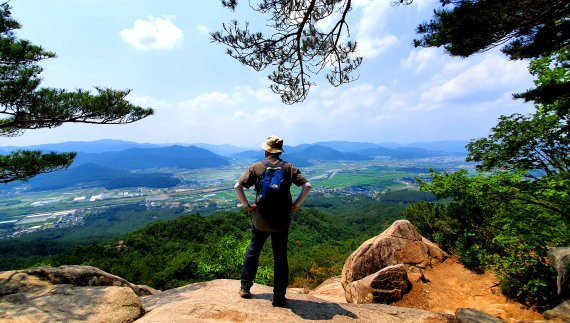 남산에서 바라보는 경주벌판. 가까이 형산강, 멀리 왼쪽 단석산, 오른쪽 구미산이 보이고, 그 사이로 경부고속도로가 북쪽으로 달린다. © 뉴스1