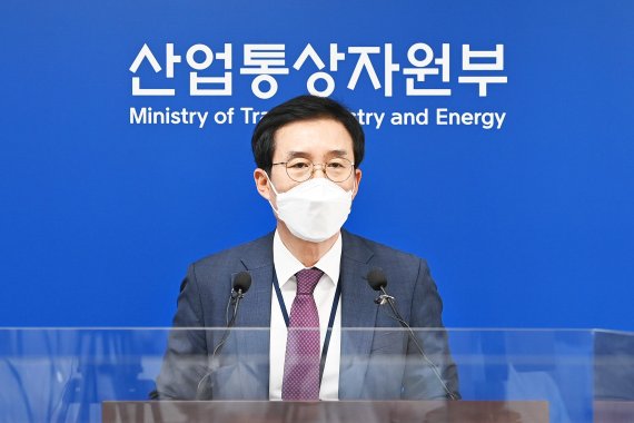 문동민 산업통상자원부 무역투자실장이 1일 정부세종청사 산업부 기자실에서 '2022년 6월 및 상반기 수출입 동향'을 출입기자단에게 브리핑 하고 있다. 산업통상자원부 제공