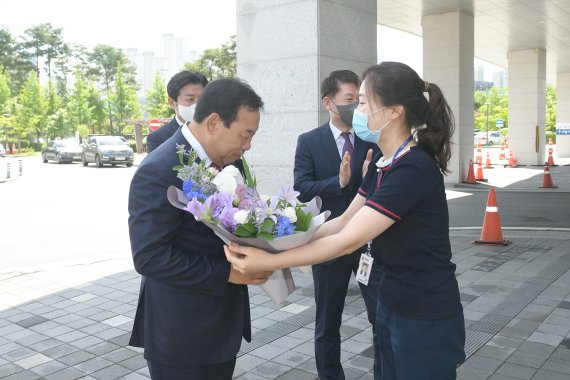 최민호 세종시장이 1일 출근해 한 직원으로부터 꽃다발를 받고 있다. (세종시 제공) .© 뉴스1