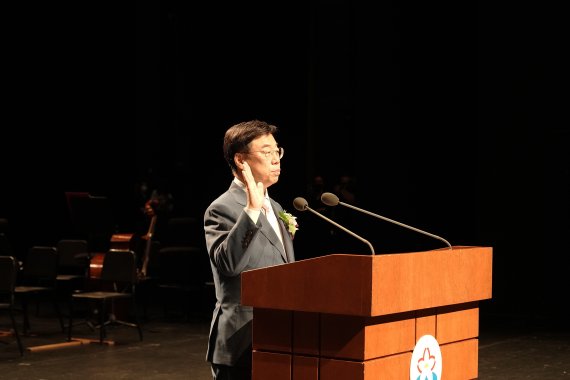 [성남=뉴시스]신상진 경기 성남시장이 민선 8기 취임식에서 선서를 하고 있다.