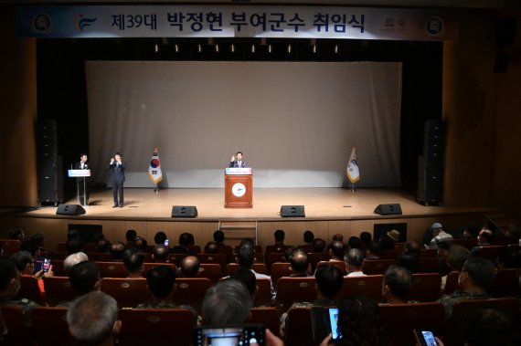 박정현 부여군수가 취임식에서 선서를 하고 있다.(부여군 제공)© 뉴스1