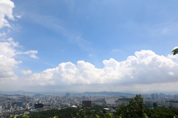 [서울=뉴시스] 배훈식 기자 = 전국에 많은 비를 내린 장마전선이 북상하며 맑은 날씨를 보인 1일 오전 서울도심 위로 파란 하늘이 펼쳐져 있다. 2022.07.01. dahora83@newsis.com